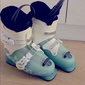 Kids downhill ski boots